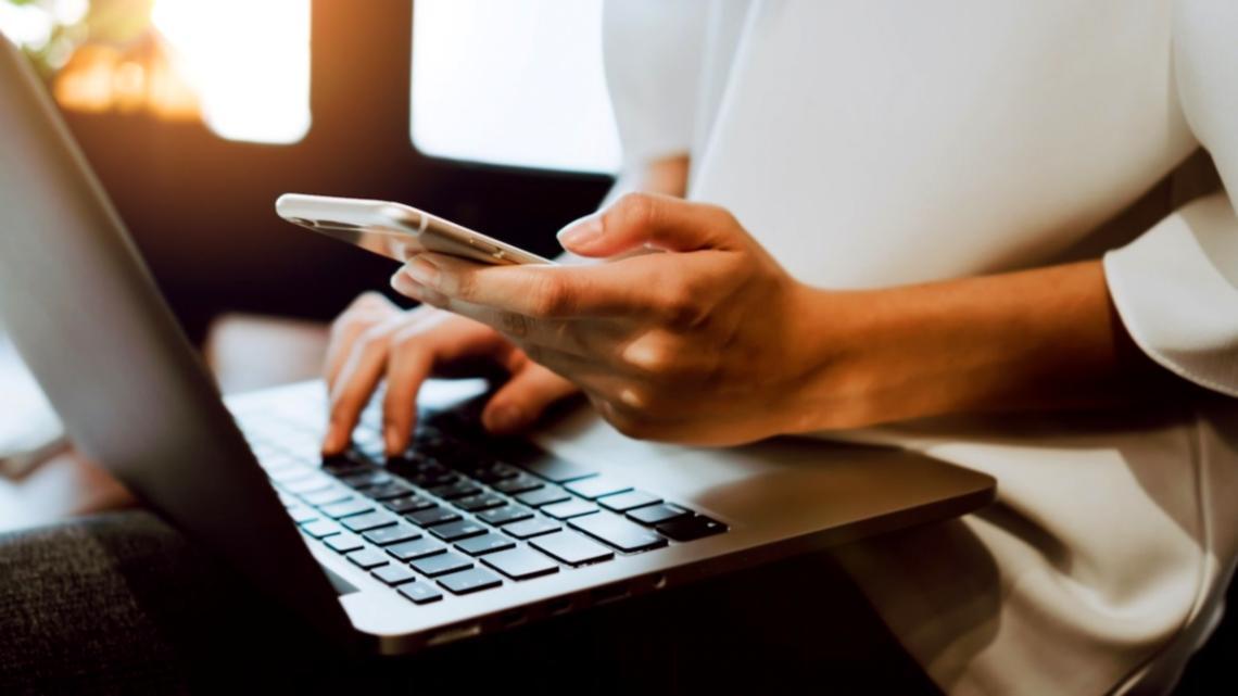 Workshopteilnehmer bei einer praktischen Übung